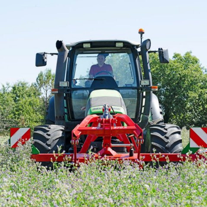 Side profile of tractor equipped with Enorossi front mower