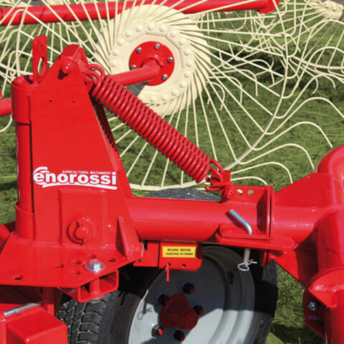 Central joint frame detail on Enorossi CADDY wheel rake