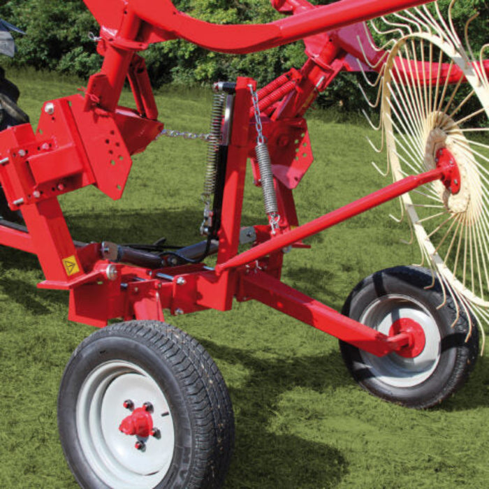 Wheel rake arm and hub detail on Enorossi CADDY rake