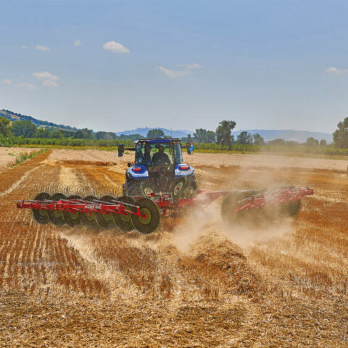 Enorossi MAXIMUS wheel rake operating in forage field